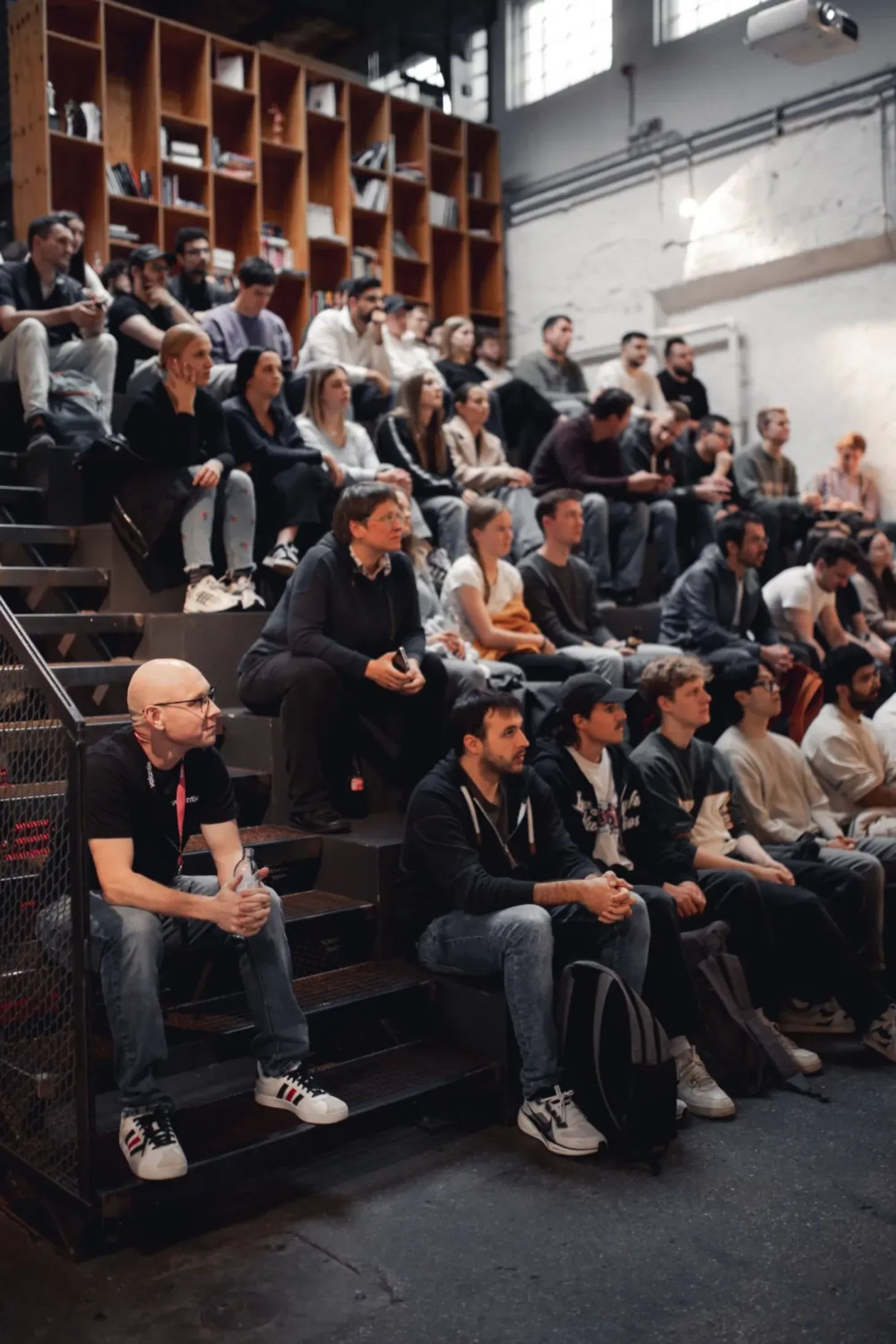 Nahaufnahme der Zuhörenden des WebDev MeeUp 2025 von valantic Austria.