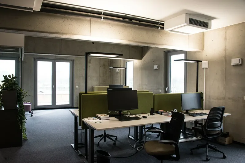 Foto des valantic ERP Consulting Büros in Dresden mit Schreibtischen
