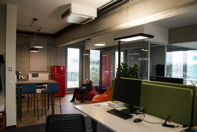 Foto aus dem valantic ERP Consulting Büro in Dresden mit Blick auf Arbeitsplätze und Lounge