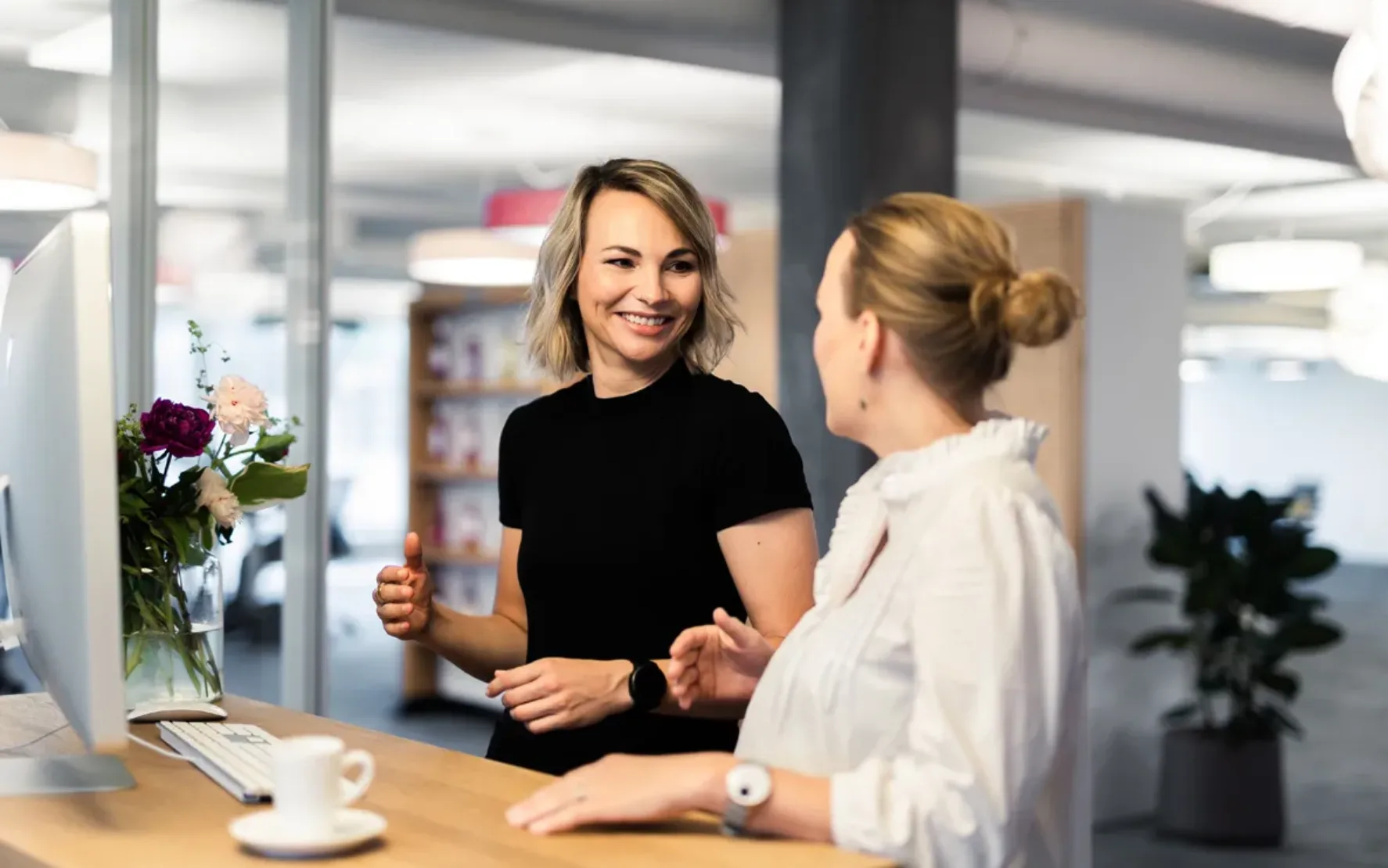 zwei valantic MItarbeiterinnen unterhalten sich