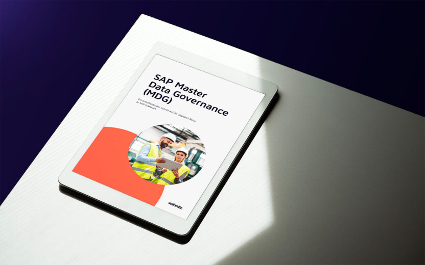 Ein Tablet auf einer weißen Fläche zeigt ein Dokument mit dem Titel 