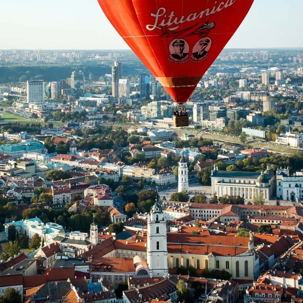 Balloon ride over the old town of Vilinius