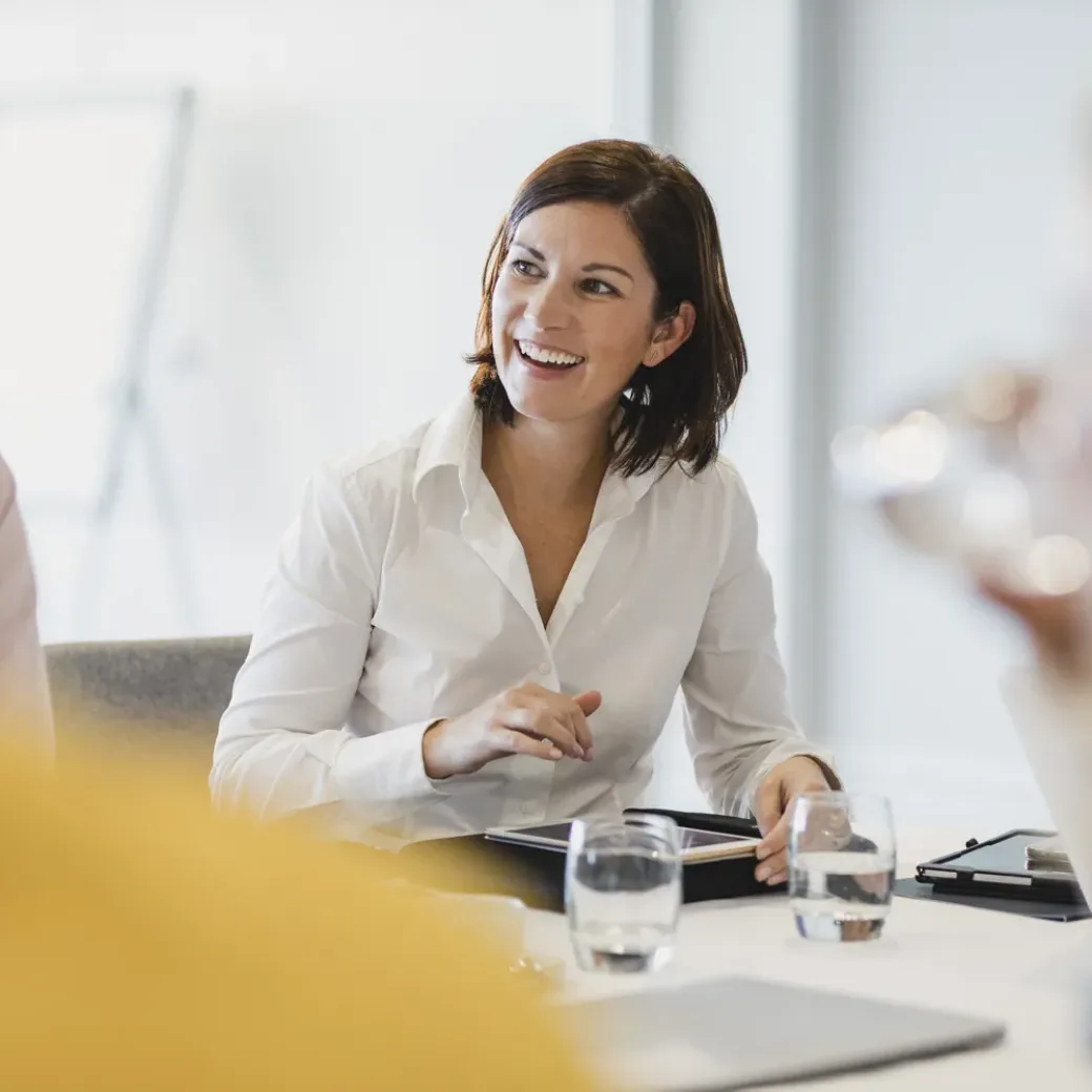 Mulher de negócios a sorrir durante uma reunião, ouvir, aprender, sucesso, felicidade